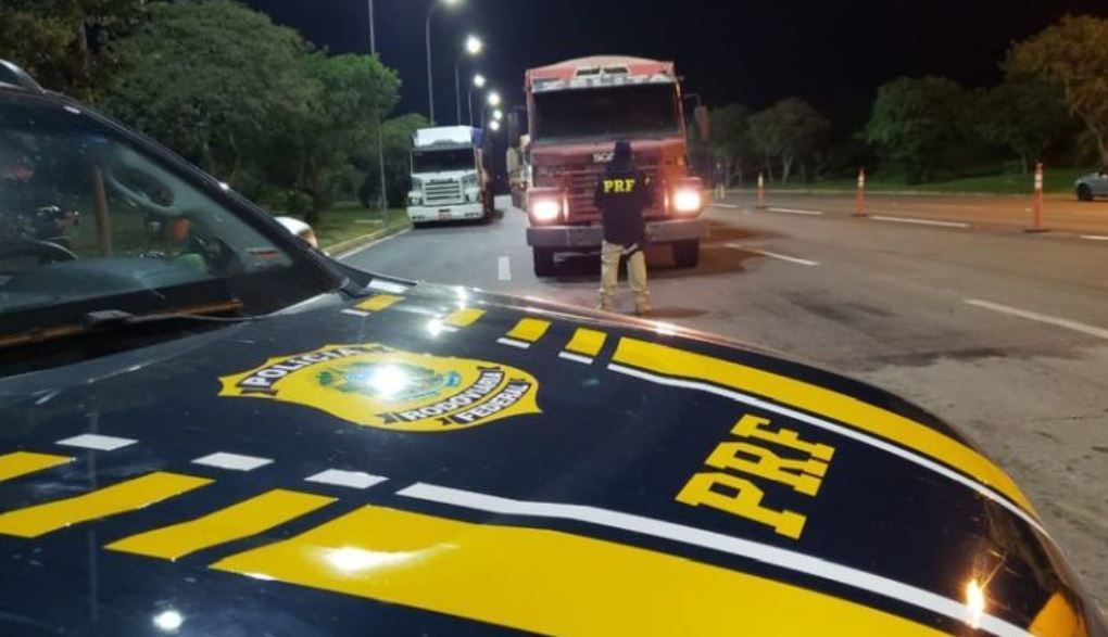 Imagen de la PRF de Brasil con el camión del joven de 17 años