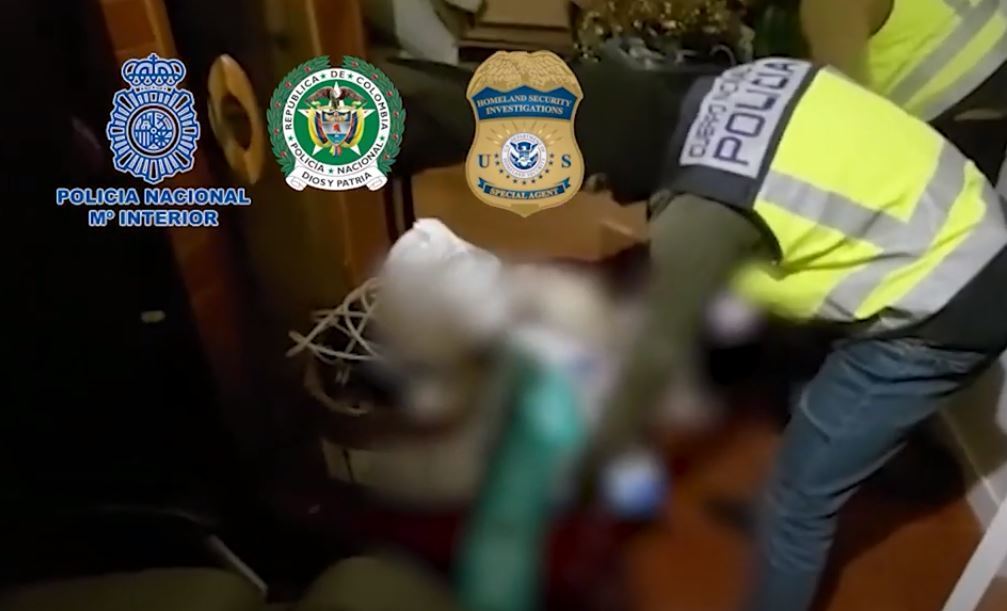 Imagen de La Policía Nacional interviene un arsenal de guerra y unos 2.600 kilos de cocaína a una peligrosa organización.