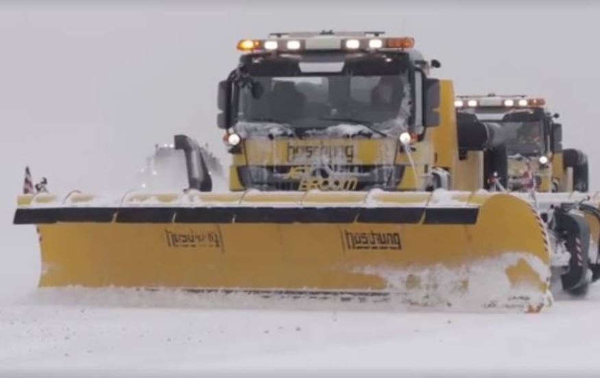 Máquinas quitanieves limpiando las nevadas de Filomena