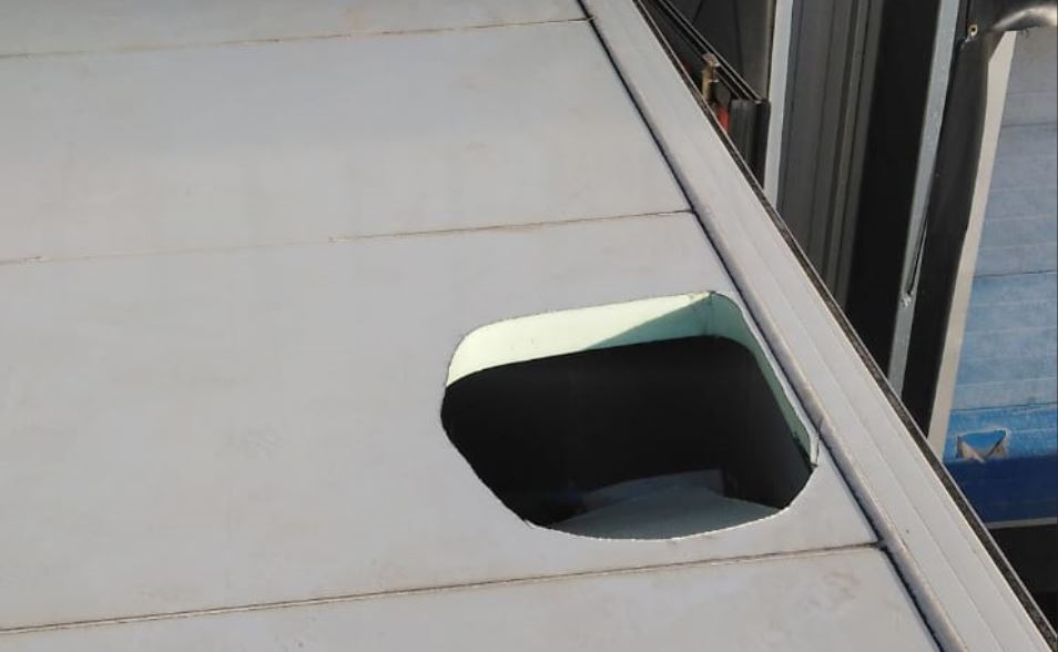 Imagen del corte en el techo del semirremolque, desagradable sorpresa para el camionero