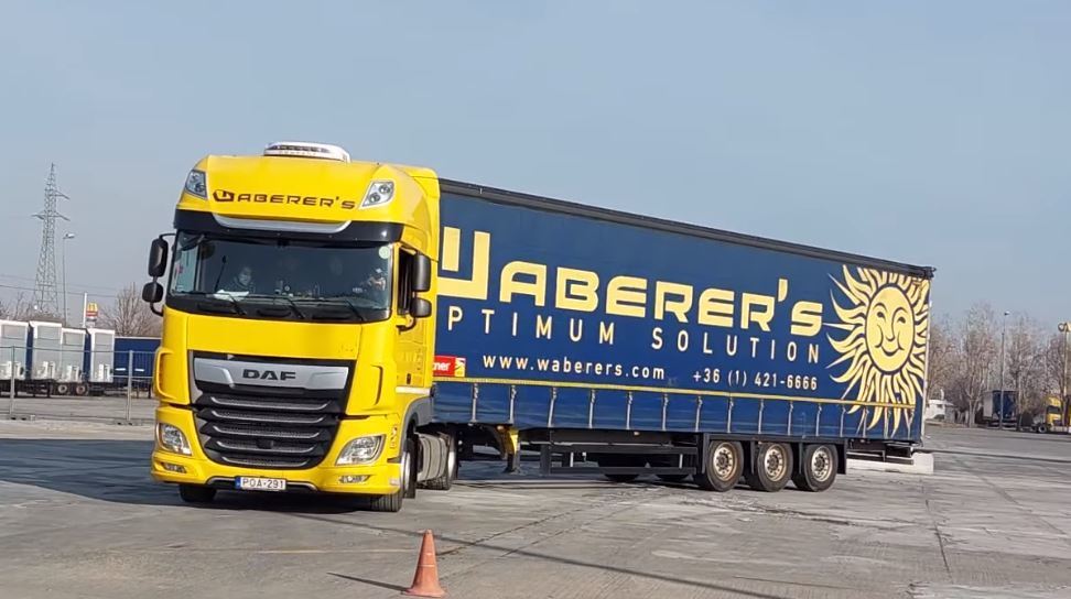 Imagen de uno de los camioneros de Waberer's en la escuela