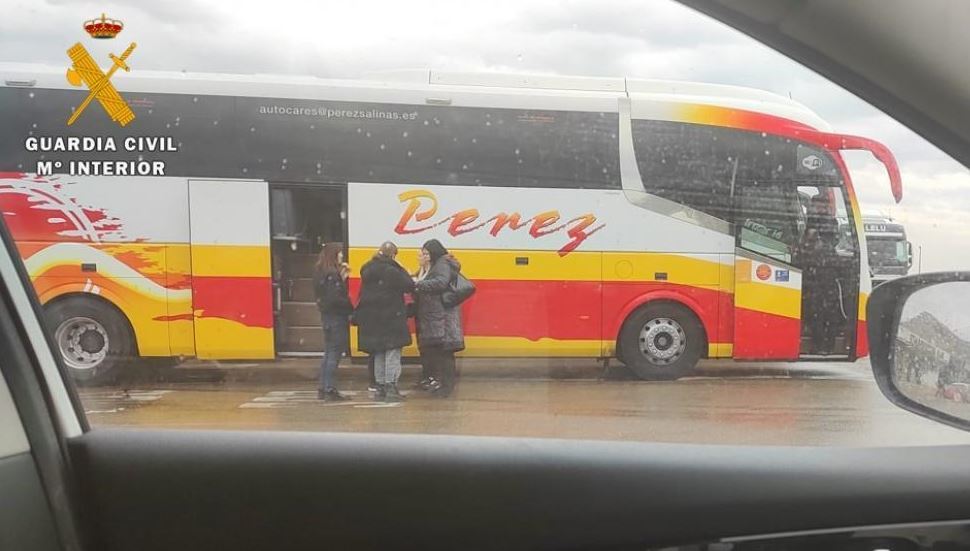 Imagen del autobús de ucranianos auxiliado por la Guardia Civil