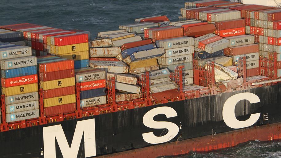Imagen de la caída al mar de los contenedores del barco de la naviera MSC