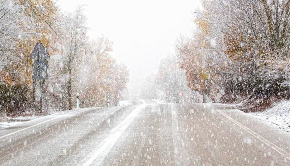 La nieve cierra la N-630 en Villamanín al tráfico de camiones