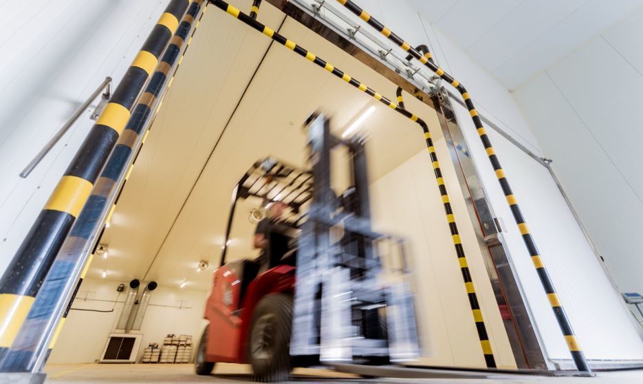 Imagen de una carretilla en unos almacenes frigoríoficos