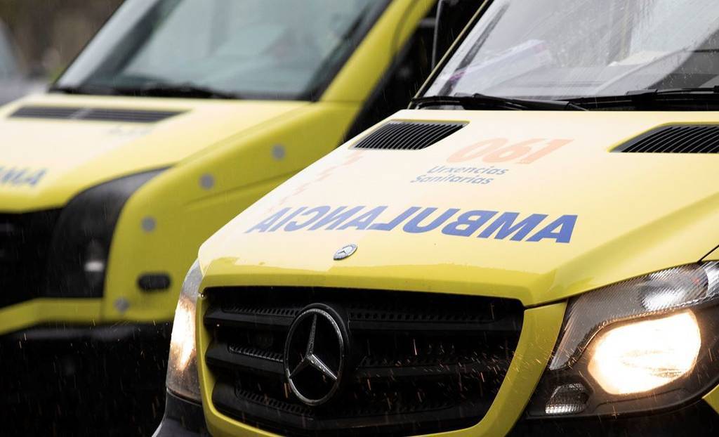 La pérdida de parte de la carga de un camión provoca un accidente con un herido