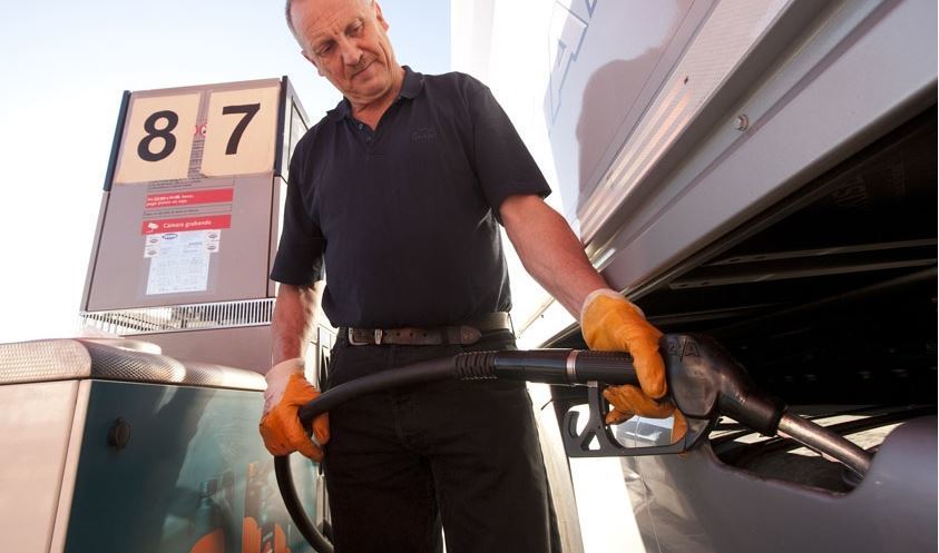 Imagen de un transportista repostando diesel