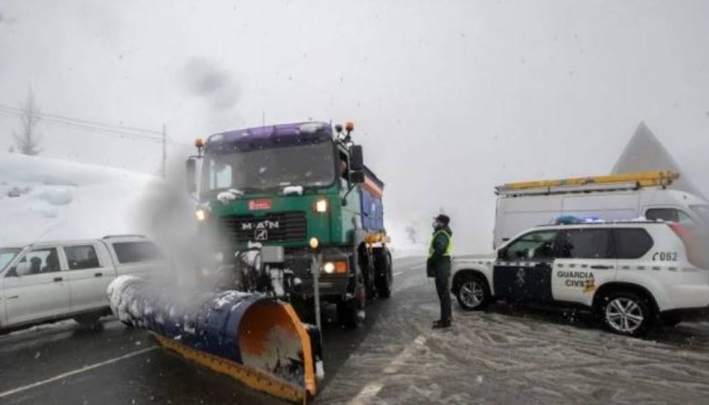 Imagen de una carretera afectada por el temporal Filomena prohibida para camiones