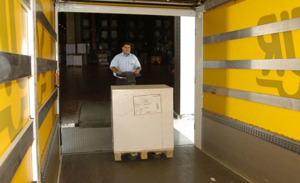 Imagen de un camionero descargando