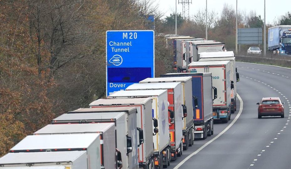 Imagen de las colas de camiones en la M20 por los controles en el Eurotunel