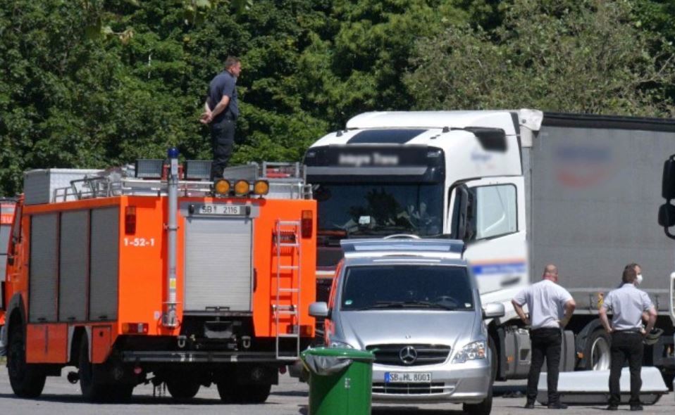 Imagen del rescate del camionero fallecido en la cabina