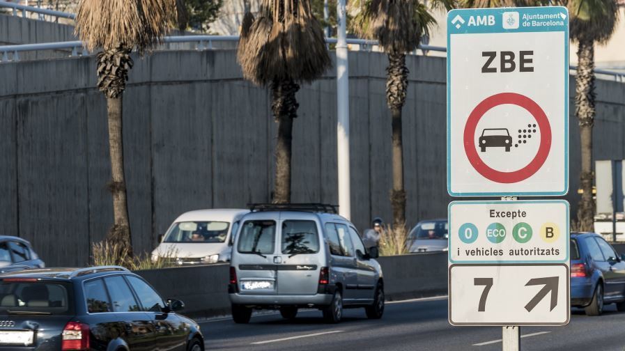Cartel que delimita la Zona de Bajas Emisiones en Barcelona