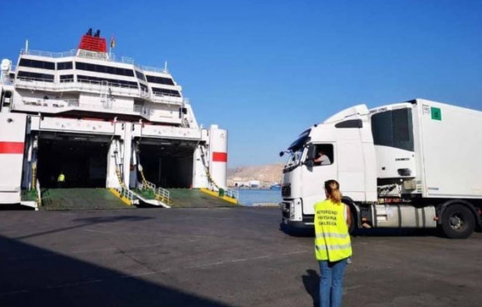 Un camión con autorización bilateral embarca para Marruecos