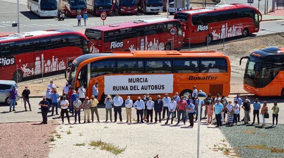 Las empresas de autobuses mantienen que no pueden trabajar sin contrato