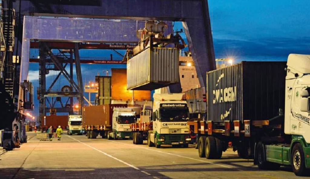Camiones en el Puerto de Bilbao en Euskadi con exportaciones