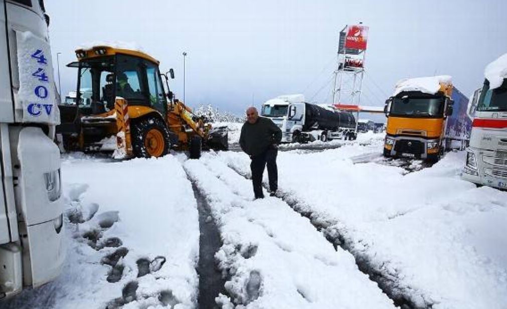 Camiones atrapados por el temporal en carreteras de Madrid