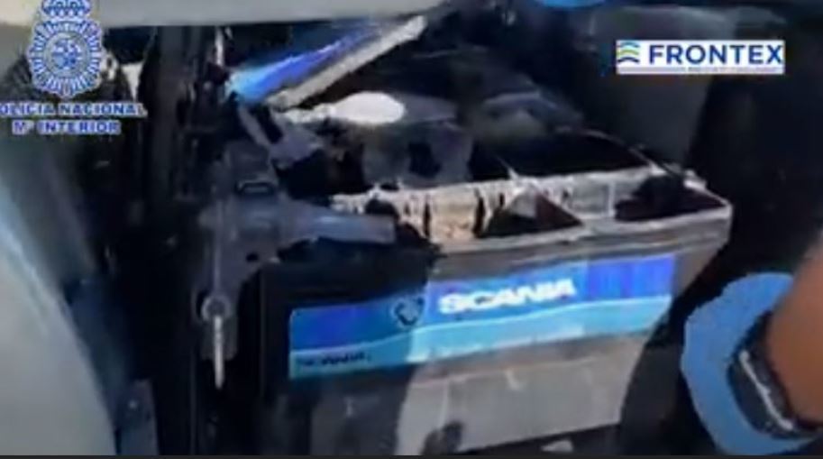 Imagen del hachís escondido en las baterías del camión