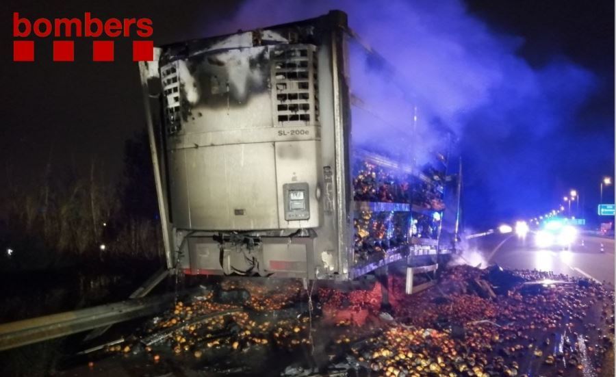 Imagen del incendio del camión que apagaron los bomberos