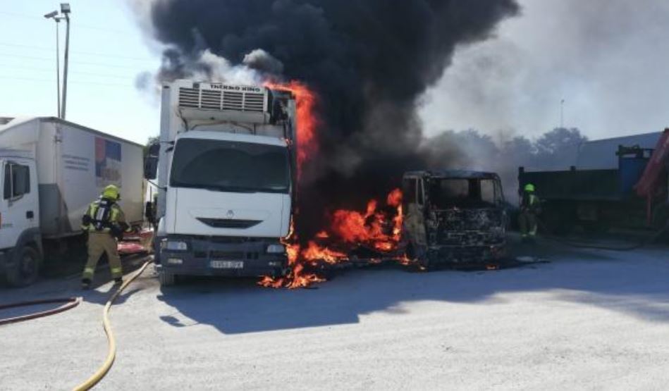 Imagen del incendio de dos camiones en Mercalicante