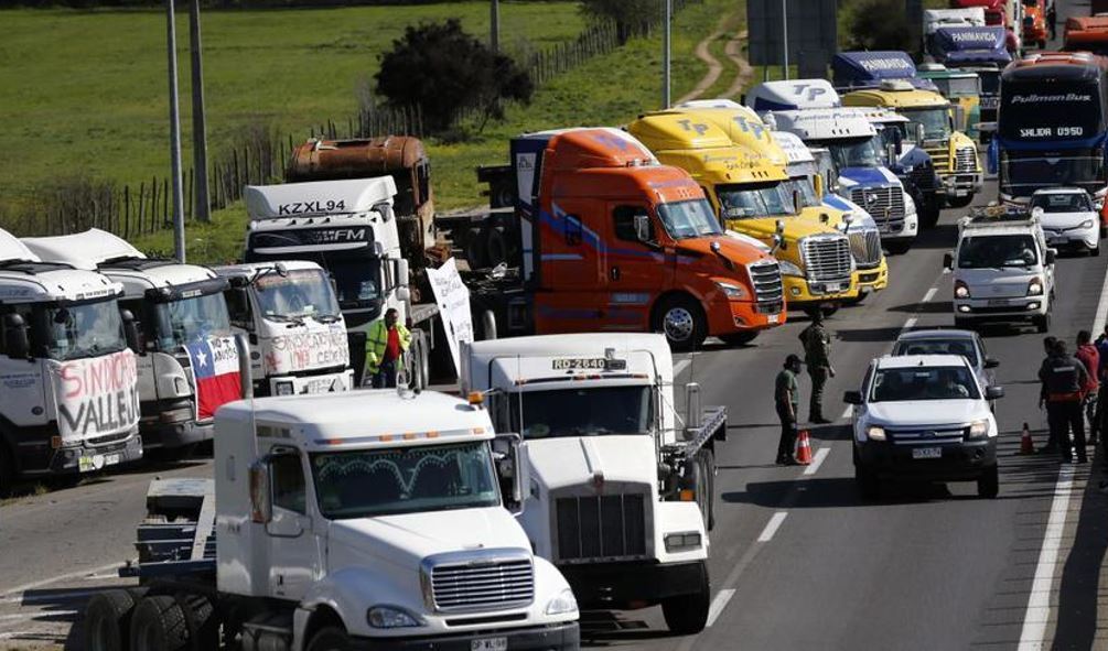 Los camioneros bloquean varias carreteras en Chile protestando contra la inseguridad