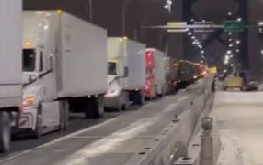 Los camioneros canadienses bloquean el principal cruce fronterizo con EE.UU.