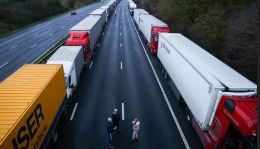 Camiones parados en la autopista cerca de Dover