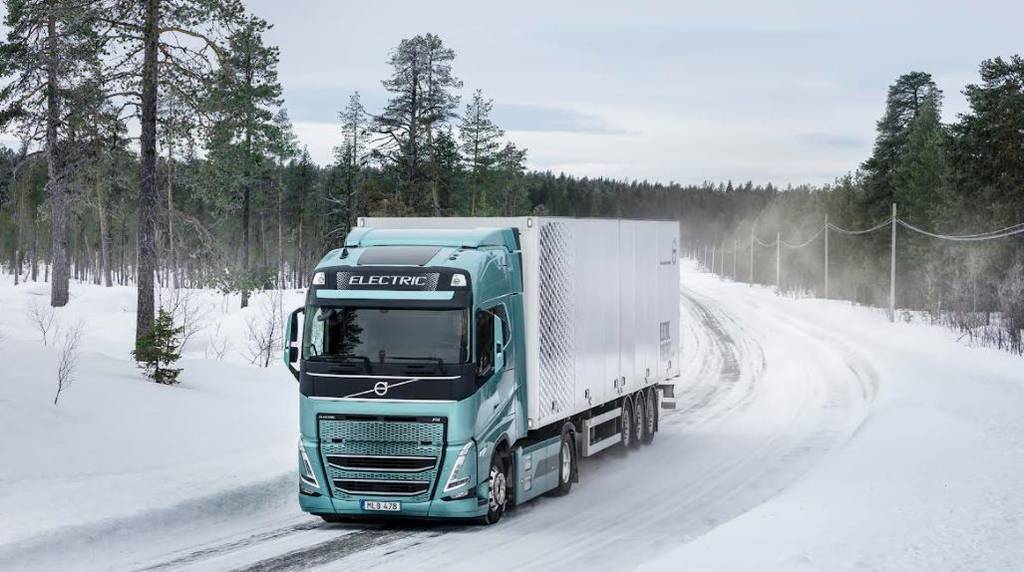 Imagen de uno de los camiones eléctricos Volvo en condiciones extremas