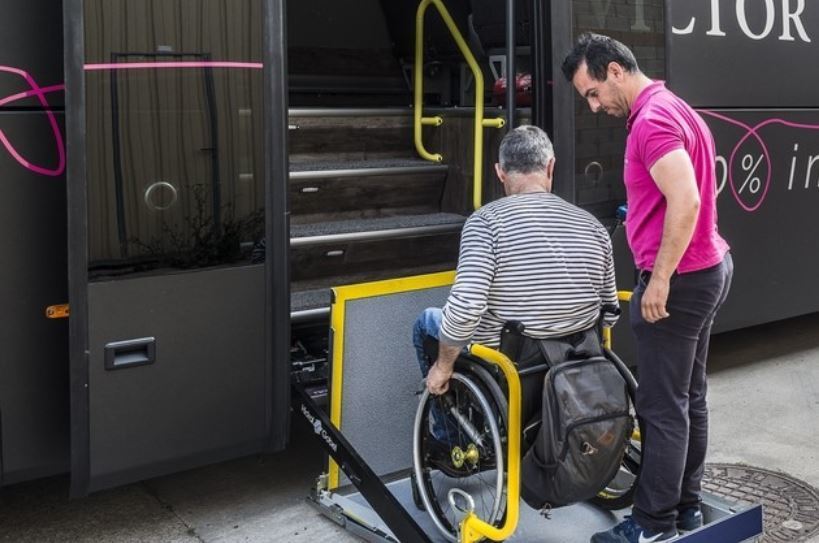 Los conductores de autocar deben formarse en derechos y atención a viajeros con discapacidad
