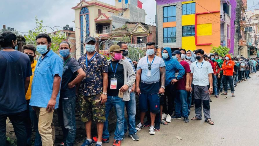 Imagen de los conductores de camiones de Nepal esperando para vacunarse