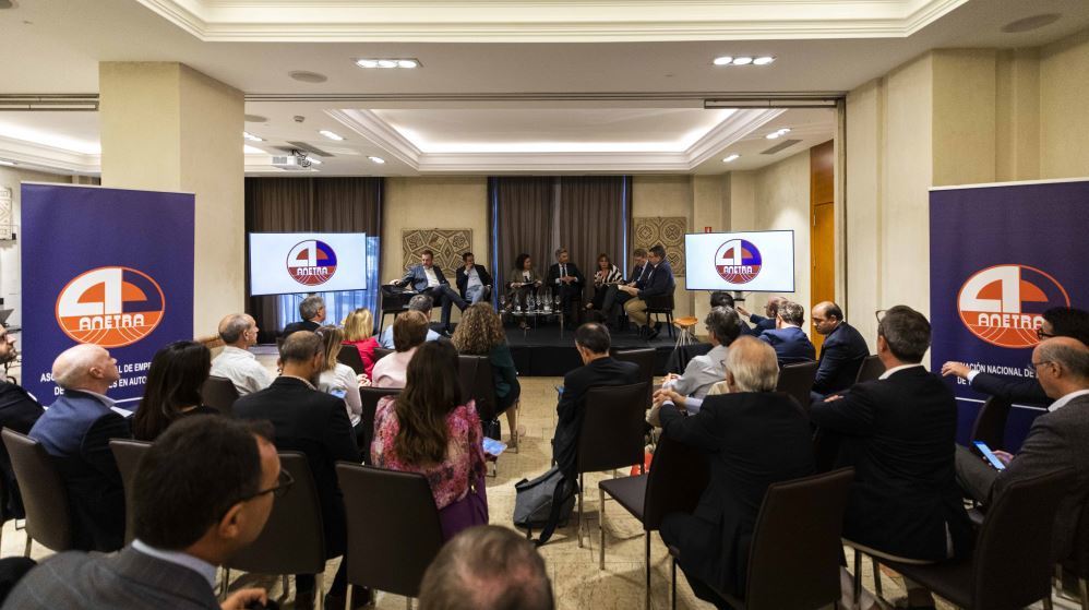 Imagen de Los diputados y ANETRA valoran cómo hacer más eficaz el transporte en autobús