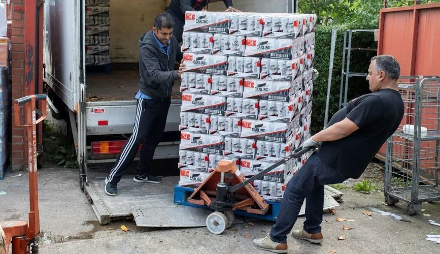 Los dueños de las tiendas en Reino Unido conducen los camiones por la escasez de camioneros