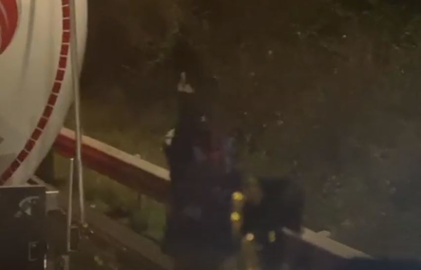 Un migrante acosando a los camioneros en Calais