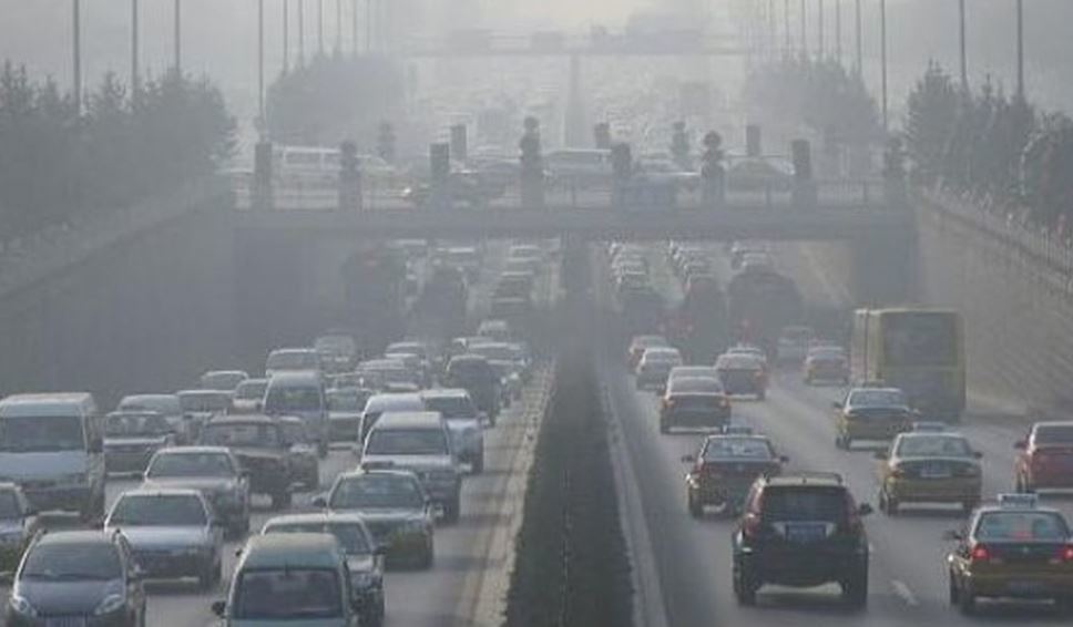 Imagen de contaminación de una ciudad con tráfico de furgonetas