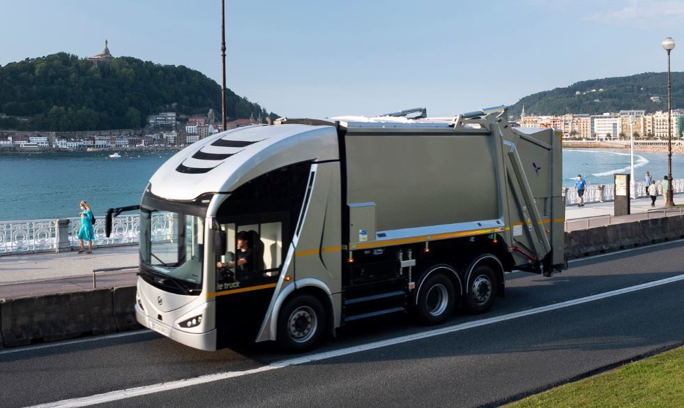 Imagen de los primeros camiones eléctricos de Irizar para Donostia