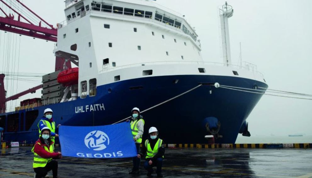 Los propios transportistas contratan un barco para el envío de contenedores