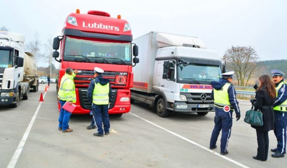 Imagen de agentes de ROADPOL durante la campaña