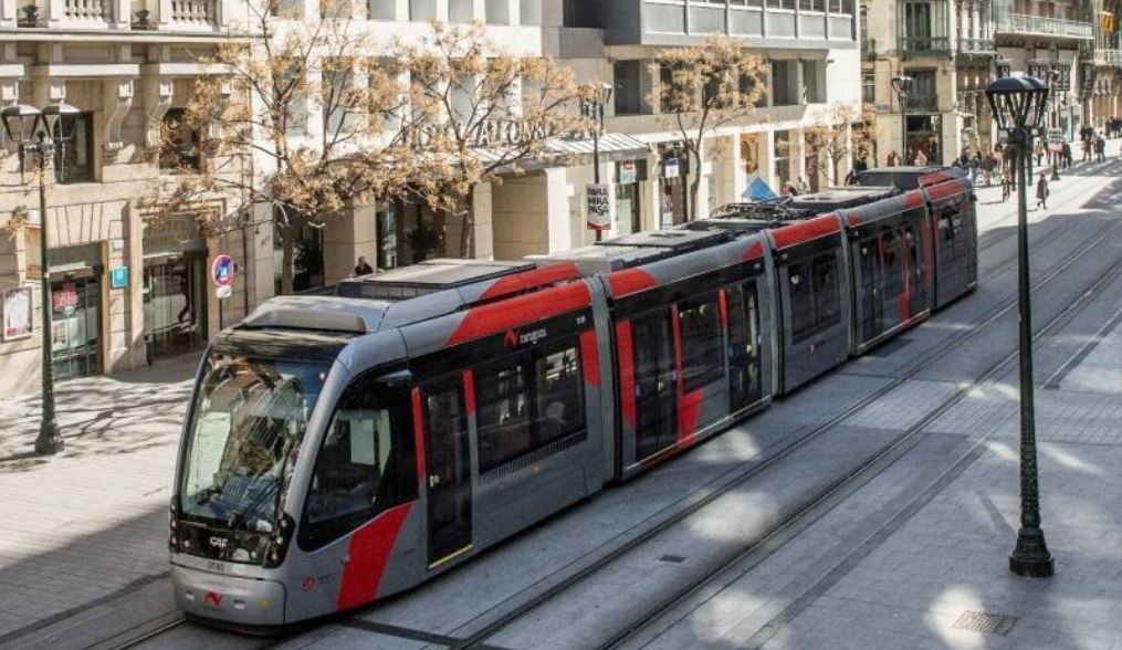 Un tranvía en las calles de Zaragoza