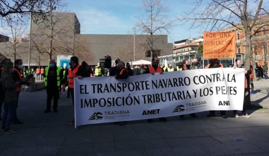 Manifestación de los transportistas navarros en contra del IRPF y lo peajes