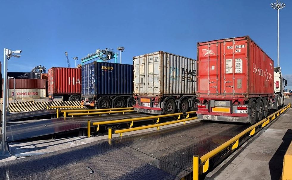 Imagen de camiones en las básculas de APM Terminals