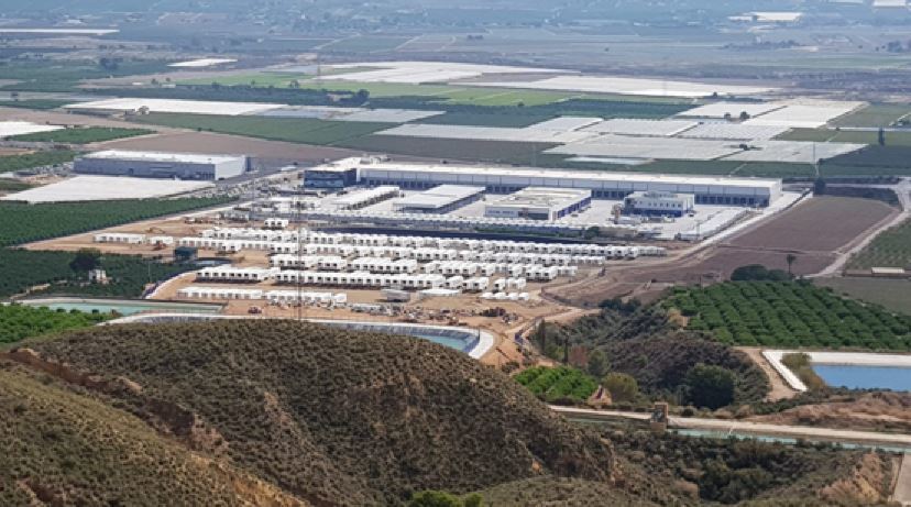 Macroaparcamineto que Primafrío ha construido en terreno agrícola y sin el permiso ambiental necesario