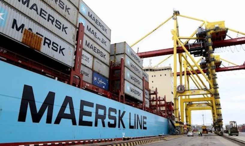 Un barco de Maersk atracado en un puerto