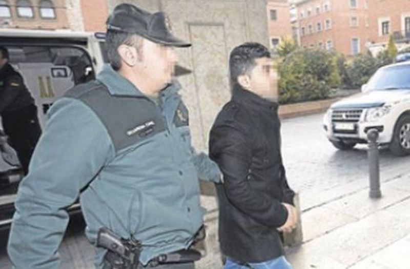 Uno de detenidos es llevado ayer ante el juez instructor, en Teruel, para prestar declaración. - EFE