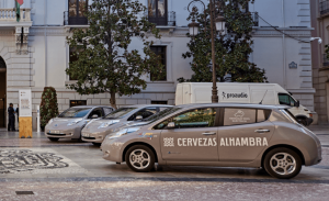 /></a></p><p> </p><p><strong>Plan de Transporte Sostenible para sus profesionales granadinos </strong></p><p>En línea con este objetivo, el centro de producción de Mahou San Miguel en Granada, que lleva operando desde 1925 y donde se elabora, entre otras, la emblemática marca Alhambra, cuenta, además, con un Plan de Transporte para sus más de 80 profesionales responsable del transporte responsable del transporte que promueve el empleo de alternativas sostenibles para desplazarse a su lugar de trabajo, como el transporte público, la bicicleta, el coche compartido o, incluso, a pie.</p><p>Para ello, se han puesto a su disposición diversas medidas de incentivo, como plazas de aparcamiento para coches de uso compartido, ayudas económicas para el transporte público o equipamiento para el uso de bicicletas. Asimismo, el programa se está complementando con jornadas de sensibilización y formación.</p><p>Todas estas acciones suponen el primer paso de un compromiso a largo plazo que la cervecera ha adquirido con las localidades en la que está presente, por lo que, previsiblemente, se ampliará a otras zonas geográficas. “Somos conscientes de que el ámbito de la distribución presenta un amplio potencial para la movilidad sostenible. Todavía queda mucho por hacer, tanto desde el punto de vista de la sensibilización como desde el desarrollo de las tecnologías adecuadas. No obstante, estamos convencidos de que vamos por la vía adecuada», ha explicado Miguel Ángel Miguel, Director General de la Unidad de Negocio de Servicios Logísticos de Mahou San Miguel.</p><p>Por otro lado, estas iniciativas cuentan con el respaldo del Ayuntamiento de Granada, y enlazan con el nuevo plan promovido por el consistorio para eliminar los gases contaminantes y para hacer de Granada una ciudad verde. En este sentido, la Concejala de Movilidad, Protección Ciudadana, Emprendimiento, Turismo y Comercio, Raquel Ruz, ha destacado que «Granada espera conseguir que el 25% de la flota de vehículos municipales sean no contaminantes en 2020. Desde el Consistorio estamos apostando por estos medios de transporte alternativos, y muestra de ello son los 31 puntos de recarga en la ciudad para vehículos eléctricos, como los que nos presenta hoy Mahou San Miguel.»</p><p>Por su parte, Eduardo Sánchez, Responsable de Flotas Eléctricas de Nissan, ha puesto en valor el esfuerzo realizado por la cervecera al señalar que “proyectos como el de Aldimer, de Mahou San Miguel, en la ciudad de Granada son clave para Nissan».</p><p><strong>Otras actividades de Movilidad Sostenible en Mahou San Miguel</strong></p><p>La presentación de la nueva flota comercial de Aldimer, distribuidor granadino de Mahou San Miguel, coincide con la conmemoración de la Semana Europea de la Movilidad, promovida por la Comisión Europea desde 1999 para impulsar la movilidad sostenible y fomentar el desarrollo de buenas prácticas.</p><p>La Compañía cuenta además con la aplicación Compartir coche, una herramienta que permite a sus profesionales compartir vehículo para sus desplazamientos a o desde su centro de trabajo. De este modo, los traslados son mucho más eficientes logrando reducir las emisiones de gases contaminantes, así como el número de vehículos en la carretera, lo que ayudará a minimizar los atascos. A estas ventajas se suma el impacto en el bolsillo de los usuarios de esta aplicación que, al compartir los gastos en los traslados, ven cómo se reducen notablemente.</p><p>Con el objetivo de impulsar la Movilidad Sostenible, Mahou San Miguel también comparte con sus profesionales y distribuidores diferentes consejos para promover un uso responsable del transporte. Las recomendaciones incluyen desde un decálogo de conducción sostenible, cuya aplicación supondría la reducción de un 15% de la emisión de gases; hasta la promoción de hábitos sostenibles ofreciendo ayuda al uso de transporte público o la sustitución de reuniones presenciales por encuentros a través de Skype.</p></p></p></div></div></div><div class=