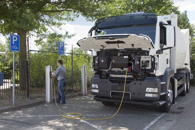 The MAN Metropolis is a research project presented by MAN on the IAA 2012, capable of dealing with heavy-duty transport tasks in the city - without emissions and almost completely without noise. More and more conurbations are expected to introduce zero-emission zones in future. With the Metropolis, MAN is researching the technical feasibility of a vehicle concept that will meet these future requirements for heavy trucks in an urban environment. It is an electrically-powered truck based on an MAN TGS 6x2-4. Energy is supplied by a lithium-ion battery. Thanks to its plug-in function, the battery can be easily recharged at the nearest mains socket. A range-extender makes it independent.DE:Mit dem Metropolis zeigt MAN auf der IAA 2012 ein Forschungsfahrzeug, das schwere Transportaufgaben in der Stadt ohne Emissionen und besonders geräuscharm erledigen kann. Es ist absehbar, Ballungszentren in Zukunft Null-Emissionszonen einführen werden. MAN erforscht mit dem Lkw die Realisierbarkeit eines Fahrzeugs, das die Zukunftsanforderungen von Städten erfüllt. Der Metropolis ist ein elektrisch angetriebener Lkw auf Basis eines MAN TGS 6x2-4. Die Energie liefert eine modulare Lithium-Ionen Batterie, die sich dank Plug-In-Funktion einfach an der Steckdose aufladen lässt. Ein Range-Extender sorgt für Reichweite.UK:The MAN Metropolis is a research project presented by MAN on the IAA 2012, capable of dealing with heavy-duty transport tasks in the city - without emissions and almost completely without noise. More and more conurbations are expected to introduce zero-emission zones in future. With the Metropolis, MAN is researching the technical feasibility of a vehicle concept that will meet these future requirements for heavy trucks in an urban environment. It is an electrically-powered truck based on an MAN TGS 6x2-4. Energy is supplied by a lithium-ion battery. Thanks to its plug-in function, the battery can be easily recharged at the nearest mains socket. A range-extender