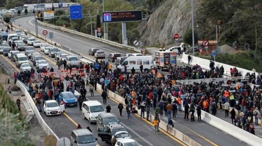 Imagen del corte de la autopista AP-7 por los manifestantes.