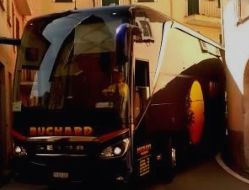 Imagen del autobús realizando la maniobra