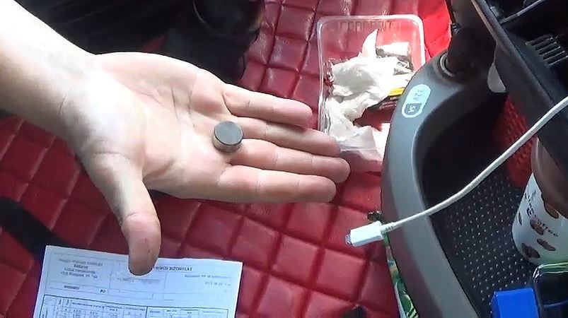 Un camionero mostrando imanes que utilizaba para manipular el tacógrafo