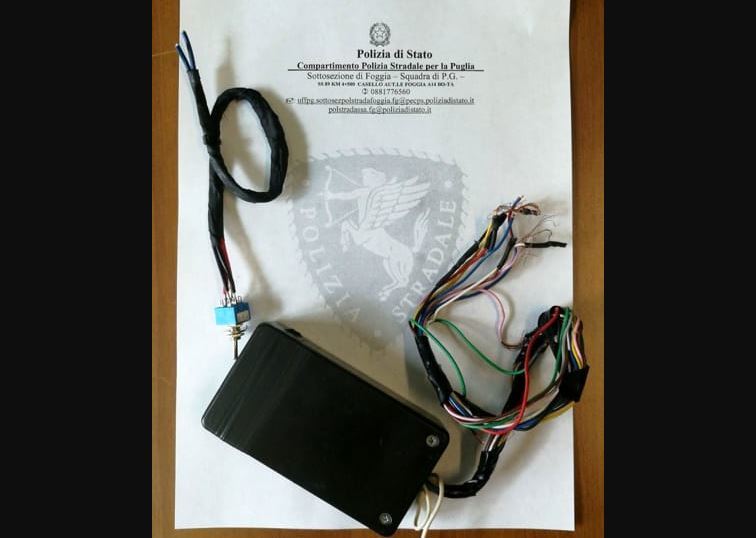 Imagen del dispositivo para manipular el tacógrafo incautado por la policía italiana