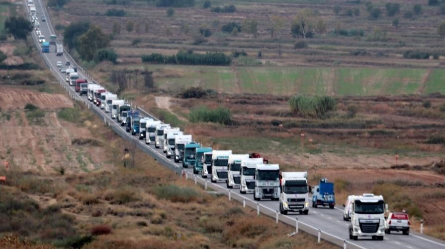 Imagen de la marcha lenta de camiones en la N-240