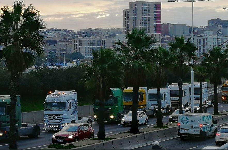 Marcha lenta de camiones en Barcelona